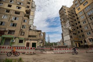Rus bohatne na bombardování Ukrajiny, v Praze sbírá auta a byty. České úřady mlčí