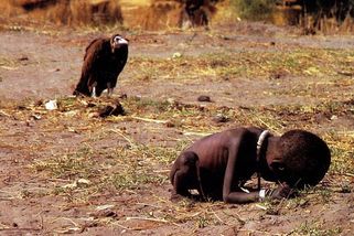 Fotografie, která změnila svět, stála fotografa Kevina Cartera život - Médium.cz