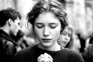 Češky šly studovat Bibli, odešly se zničenými životy: Zpovědi o sektě, která loví mladé ženy - Médium.cz