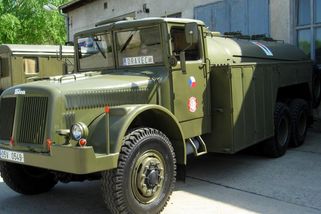 Hitler s ní chtěl dobývat Rusko, ale Rusové s ní dobyli Sibiř. Tatra 111 byla mistrovským dílem kopřivnických techniků