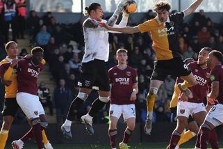 Součkův spoluhráč se v baru staral o zábavu, zaskočení hosté řešili: Nevypili jsme toho moc? - Sport.cz