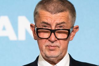 Premiér s glóbusem za patnáct tisíc: Trapnost, která bolí. Zbabělost, která zahanbuje - Médium.cz