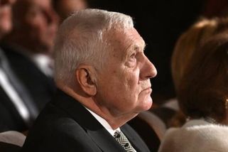 Udílení vyznamenání na Hradě: Klaus šetřil s potleskem a vytasil rentgenový pohled