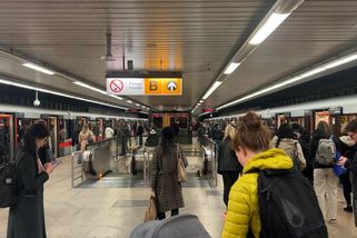 Člověk se vozil na spřáhle vozů, metro C nejelo - Novinky