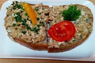 Drožďová pomazánka – retro pochoutka, kterou už skoro nikdo nedělá. Skvělá zdravá svačinka pro celou rodinu za pár korun