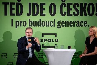 Premiér Fiala vynechal korunovační klenoty. V Opavě debatoval s občany