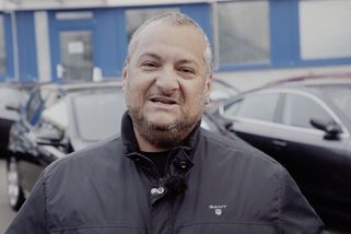 Zemřel bavič a moderátor Patrik Hezucký: Opatrnějším řidičem se stal až po nehodě, zamiloval si Jaguar, ale jezdil i Fabií - Garáž.cz