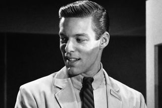 Kněz z Ptáků v trní byl miláčkem žen. Richard Chamberlain přiznal, že je gay až v 69 - Médium.cz