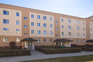 Eva vydělávala 70 tisíc, přesto brala roky příspěvek na bydlení. Stát si na ni konečně došlápl