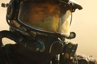 Postapokalyptická sci-fi s Tomem Hanksem baví svět už 4,5 roku. V kinech ji nikdo neviděl