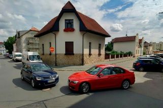 V křižovatce neměl co dělat a stejně byl poškozený. Podivná situace z jednosměrky na první pohled smysl nedává - Garáž.cz