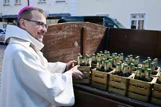 Z Plzně až do Vatikánu. Papež dostane 2026 lahví slavného českého ležáku