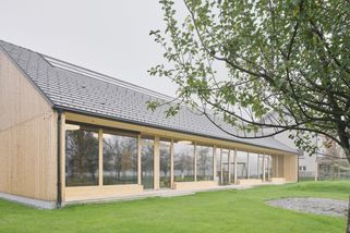 Školka u pastviny. Projekt z Rakouska inspiruje v mnoha ohledech - ČESKÉSTAVBY.cz