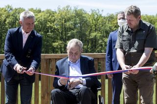 Servilní kolaborant Miloš Zeman se dožil osmdesátk...