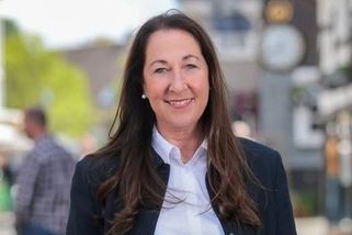 Adoptivní dcera jí sedmnáctkrát bodla. Měsíc poté se německá politička ujala funkce starostky - Novinky