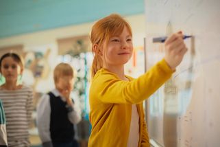 Jednoduchý příklad, velká ostuda: Kolik je 5+5×2=? Polovina národa odpoví špatně, děti válí