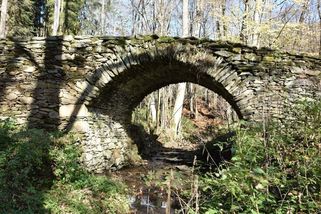 Kamenný most a kříž v lese. Dva svědci zaniklých Sklenařovic - Médium.cz