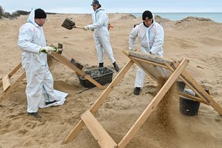 Nad vraky tankerů postaví kesony. Rusko po půlroce přiznalo vážnost katastrofy v Černém moři - Novinky