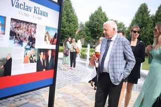 Obrovský smutek, kam se naše země zvrtla, řekl Klaus. Úpadek prý začal jeho odchodem