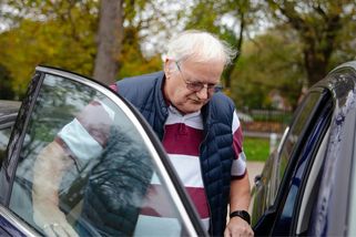 Řidičský průkaz nad 80 let: Vláda mění pravidla pro seniory. Kdo tohle nesplní, přijde o řidičák