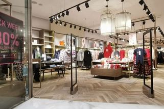 prahain.cz/zivot-ve-meste/nechutnosti-v-obchode-s-oblecenim-prodavacka-popsala-zazitky-pro-otrle-26235.html