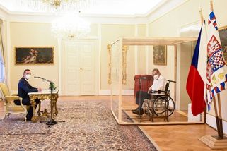 Zeman jednal s Bartošem z vitríny - Novinky