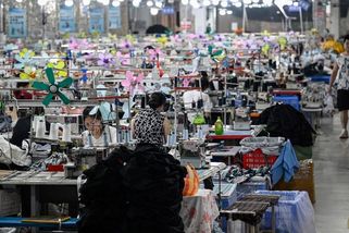 Za jedno tričko dostanou tři koruny. BBC popsala otrokářské praktiky módního giganta Shein - Novinky