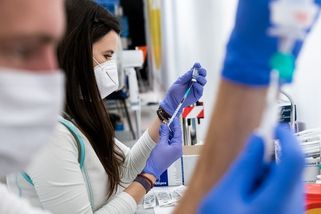 Rekordní počty nakažených covidem v Česku ukázaly, že očkování zabírá - Seznam Zprávy