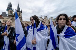 „Byl zasažen celý židovský svět, i ten český.“ Na podporu Izraele se v Praze sešly stovky lidí - Novinky