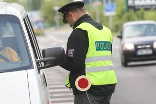 Bič na piráty: Policie za vysokou rychlost začala rovnou zabavovat řidičáky