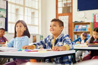 Stát slíbené peníze školám neposlal. Pomoc znevýhodněným dětem místo něj platí města - Novinky