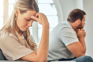 Mlčeti zlato? Když tichá domácnost znamená manipulaci