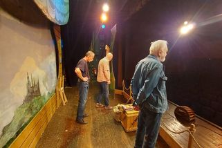 „Dostali jsme je zase,“ pochvaluje si Zdeněk Svěrák. Na divadelní zájezdy s Cimrmany jezdí také ikonický řečnický pultík