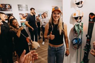 SportWin » Zimní sporty » Vlhová mezi fanoušky: Na vesnickém fotbale rozdávala podpisy a naznačila plán návratu. Opět zařazuje