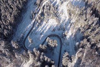 Projeli jsme se s kamerou po ledové sáňkařské dráze ve Smržovce. Fičí se tu rychlostí i 100 km/h - Novinky