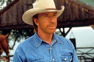 Chuck Norris byl symbolem Ameriky. Prodával kouzelný patos a bojový um