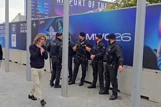 MWC 2026: „Všichni se bojí útoku.“ Policisté se samopaly jsou v Barceloně na každém rohu