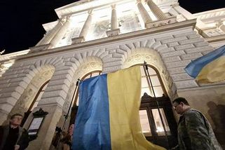 Demonstrace v Praze: Lidé chtějí zpět ukrajinskou vlajku na Národním muzeu