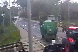 Chvíle hrůzy za zavřenými závorami. Traktor a kombajn vjely do cesty pendolinu