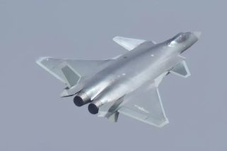 Otočí se skoro na místě. Čínský J-36 má tři motory a vektorování tahu