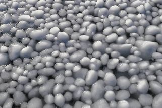 Balaton pokryla vrstva ledových koulí - Novinky