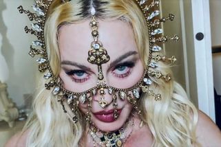 Že lízátka na bradavkách nic netrumfne? Madonna na čtyřech u psí misky ukazuje, že nezná hranice - Proženy.cz