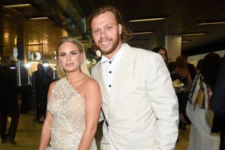 David Pastrňák ukázal svou osmidenní dceru. Maminka vzala miminko mezi fanoušky na hokej