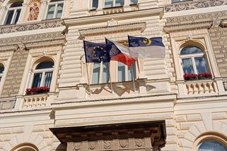 První kroky radních Loun: Svěsili ukrajinskou vlajku a zvýšili si odměny - Seznam Zprávy