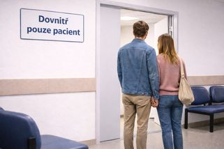 Známý záchranář rozvířil téma doprovodu pacientů na pohotovosti. Nemocnice popisují praxi