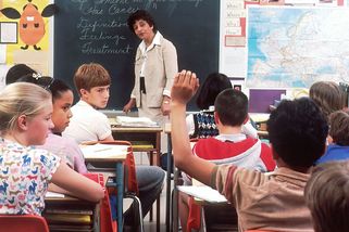 Zářná budoucnost českých dětí: Na státní základce budou mít školu bez školníka, obědů i elektřiny | Humory umělé inteligence