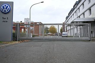 Jak zachránit upadající autoprůmysl? Vyrábět místo aut zbraně. Volkswagen plánuje předělat jednu z továren