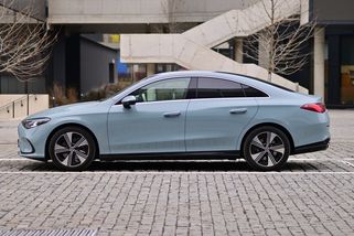 Dojede daleko. Ale jak zvládne Mercedes CLA sám zaparkovat? Vyzkoušeli jsme to – Test automatického parkování + video