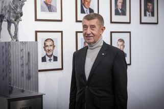 Svět řešil válku, Babiš tepláky