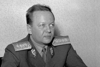 Rekordní výdaje na armádu za Gottwalda. Méně známý důvod měnové reformy v roce 1953 - Médium.cz